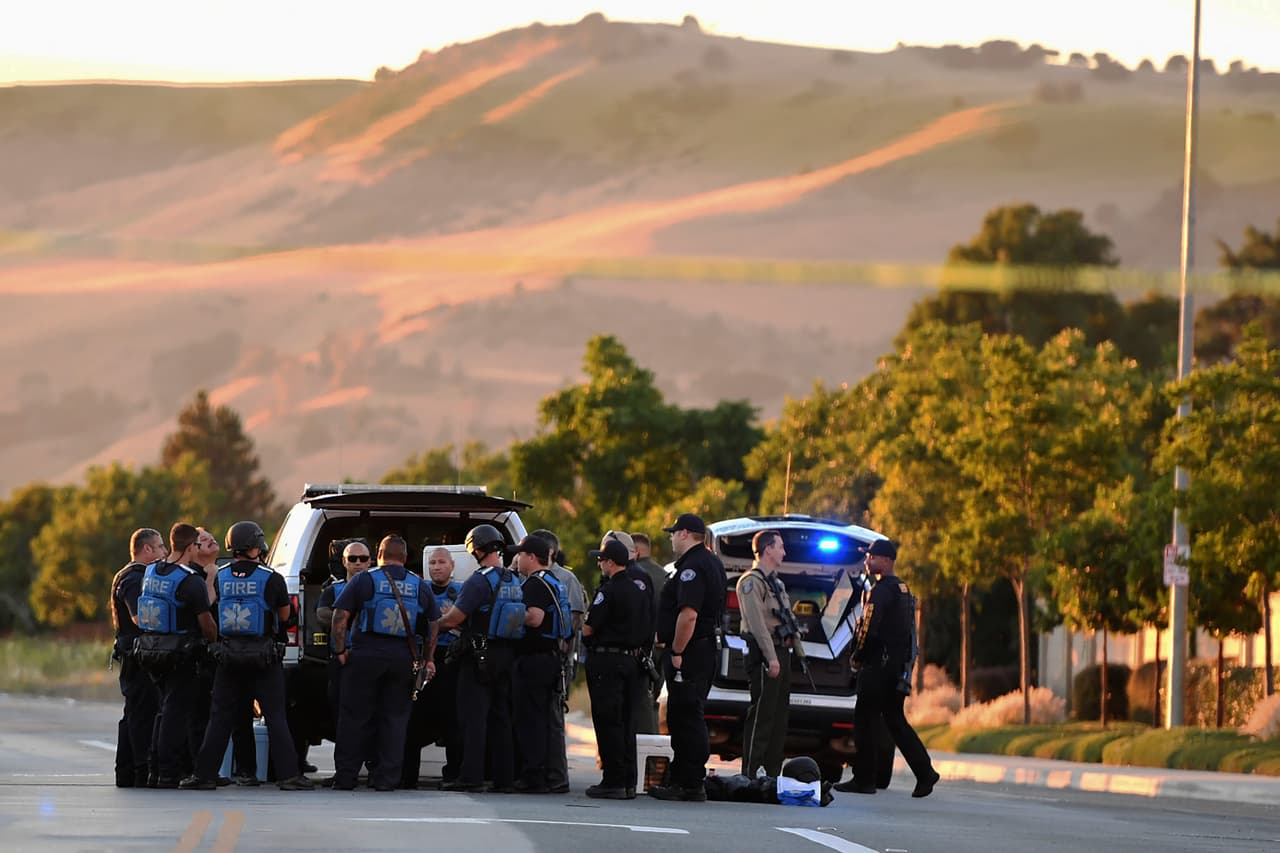 Los primeros reportes de la balacera se hicieron al 911 alrededor de las 06:03 pm. Cuatro minutos después, las primeras unidades policiacas arribaron al lugar. Un vocero de la Policía de Morgan Hill confirmó que 
<a href="https://www.univision.com/local/san-francisco-kdtv/tres-muertos-tras-balacera-en-ford-de-morgan-hill-el-pistolero-y-las-victimas-eran-empleados-del-concesionario" target="_blank">los tres fallecidos eran el pistolero y dos víctimas.</a>