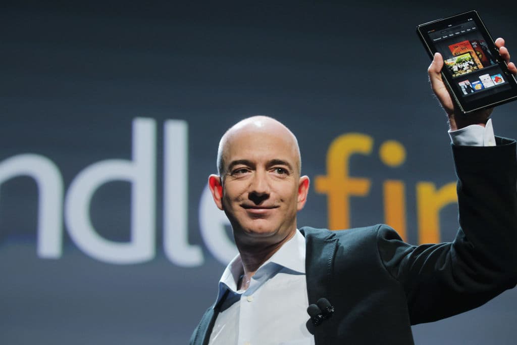 <b>Puesto 2. Jeff Bezos</b>
<br>
<br>
<b>Patrimonio: 196,000 millones de dólares.</b>
<br>
<br>El fundador y CEO de Amazon y de la empresa aeroespacial Blue Origin aumentó su fortuna 5,730 millones en el último año.
<br>
