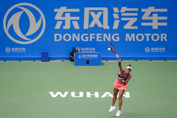 Puig ofrece un servicio en el segundo round en el partido contra la estadounidense Alison Riske en el tercer día del Abierto de Wuhan.