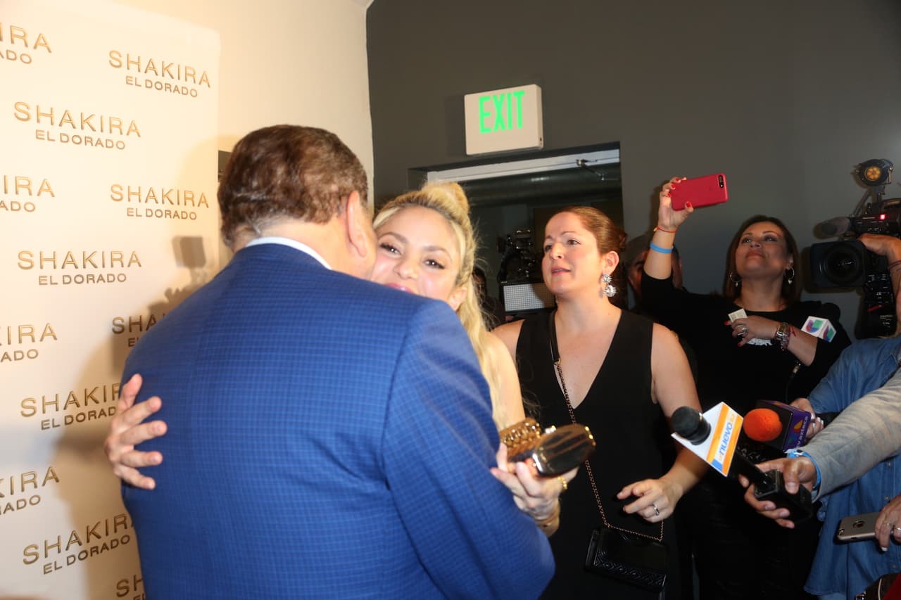 Abrazó a Don Francisco, quien la presentó en 'Sábado Gigante' cuando apenas tenía 18 años.