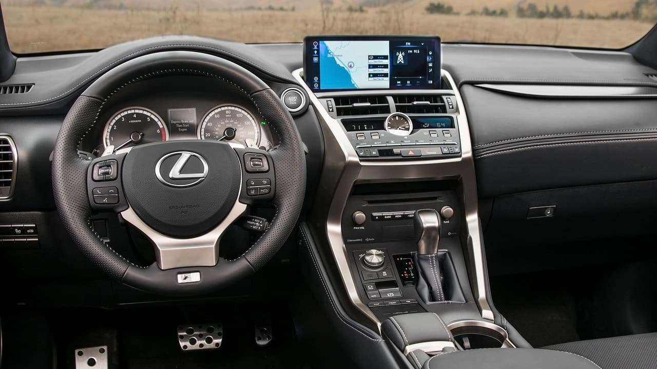 <h3 class="cms-H3-H3">¿Debo comprar una?</h3>
<br>A quien le guste la Lexus RX se va a enamorar de su hermana pequeña la NX, que es más económica de operar, más facil de maniobrar, igual de lujosa y más barata. Mientras que los fanáticos de la RAV4 conseguiran en ella todo el lujo que la camioneta de Toyota no ofrece.