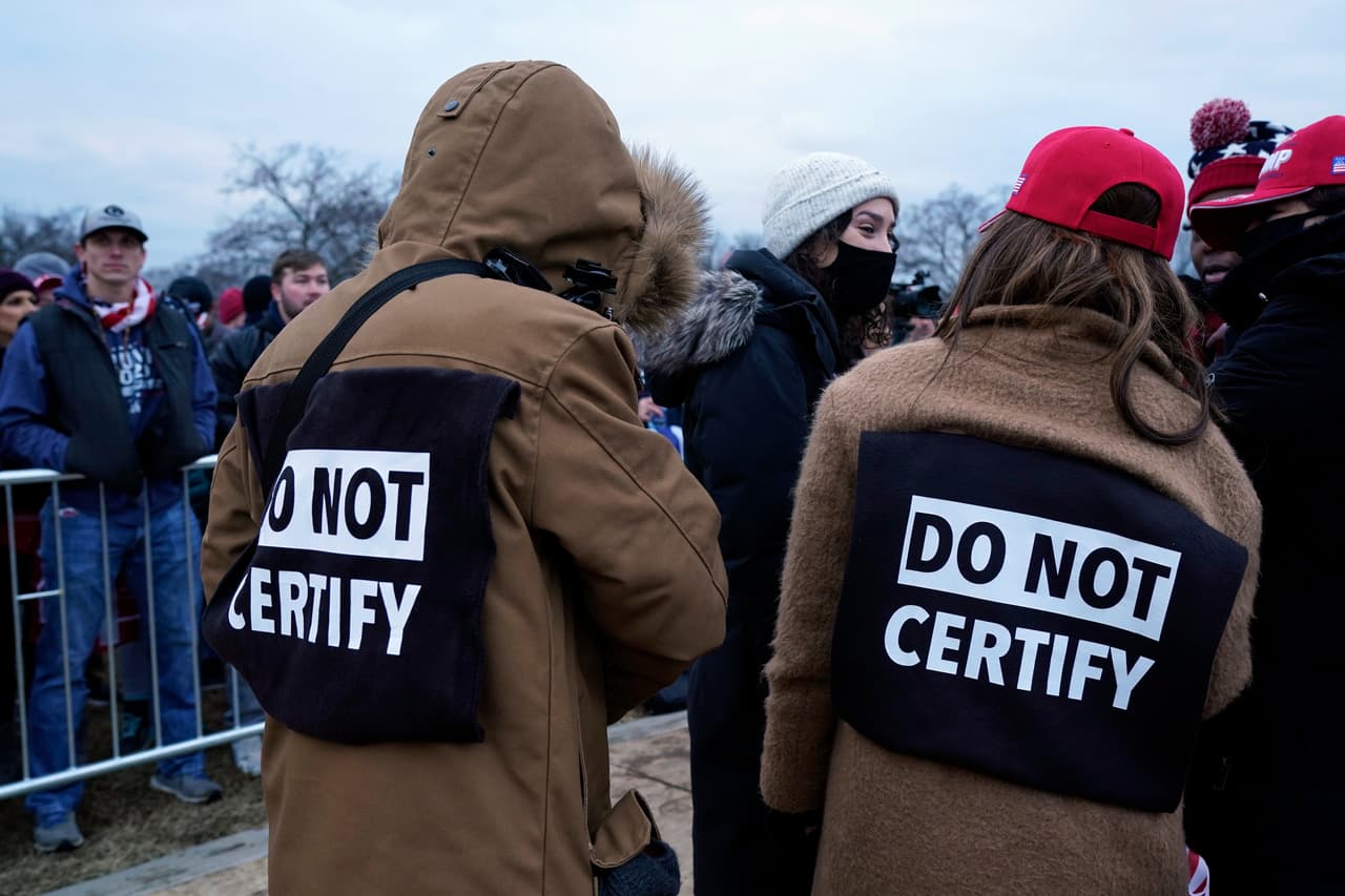 “No certifiquen”, se lee en la espalda de dos manifestantes en la capital. El conteo de los votos del Colegio Electoral que reconocerá la victoria de Biden es un procedimiento protocolar que se ha visto perturbado por la negativa de Trump de aceptar su derrota.
<br>