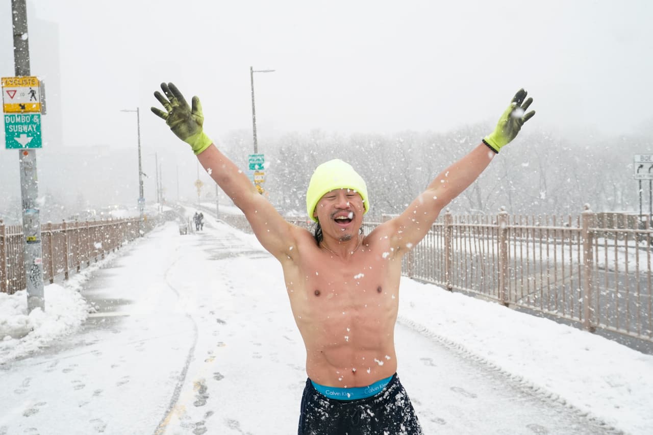 Daniel Jun, un hombre que salió a correr sin camiseta, posa este domingo en la entrada del puente de Brooklyn en Nueva York.
