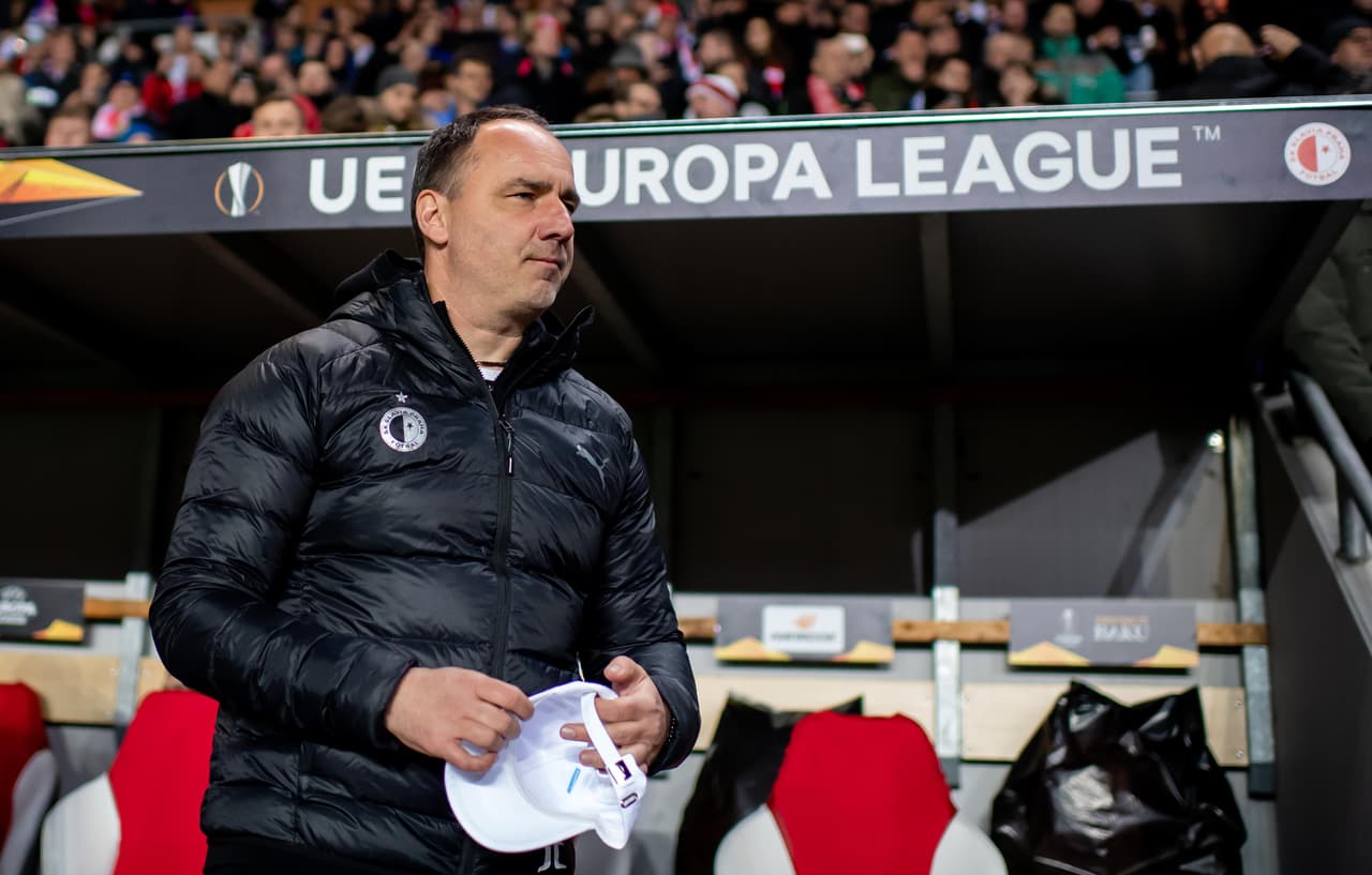 Jindrich Trpisovsky se presentó en la primera división de la República Checa en 2015, con el cuadro Slovan Liberec. Desde enero del 2018 ocupa el banquillo de Slavia Praha. Acumula con su actual equipo un título de Liga y dos Copas.