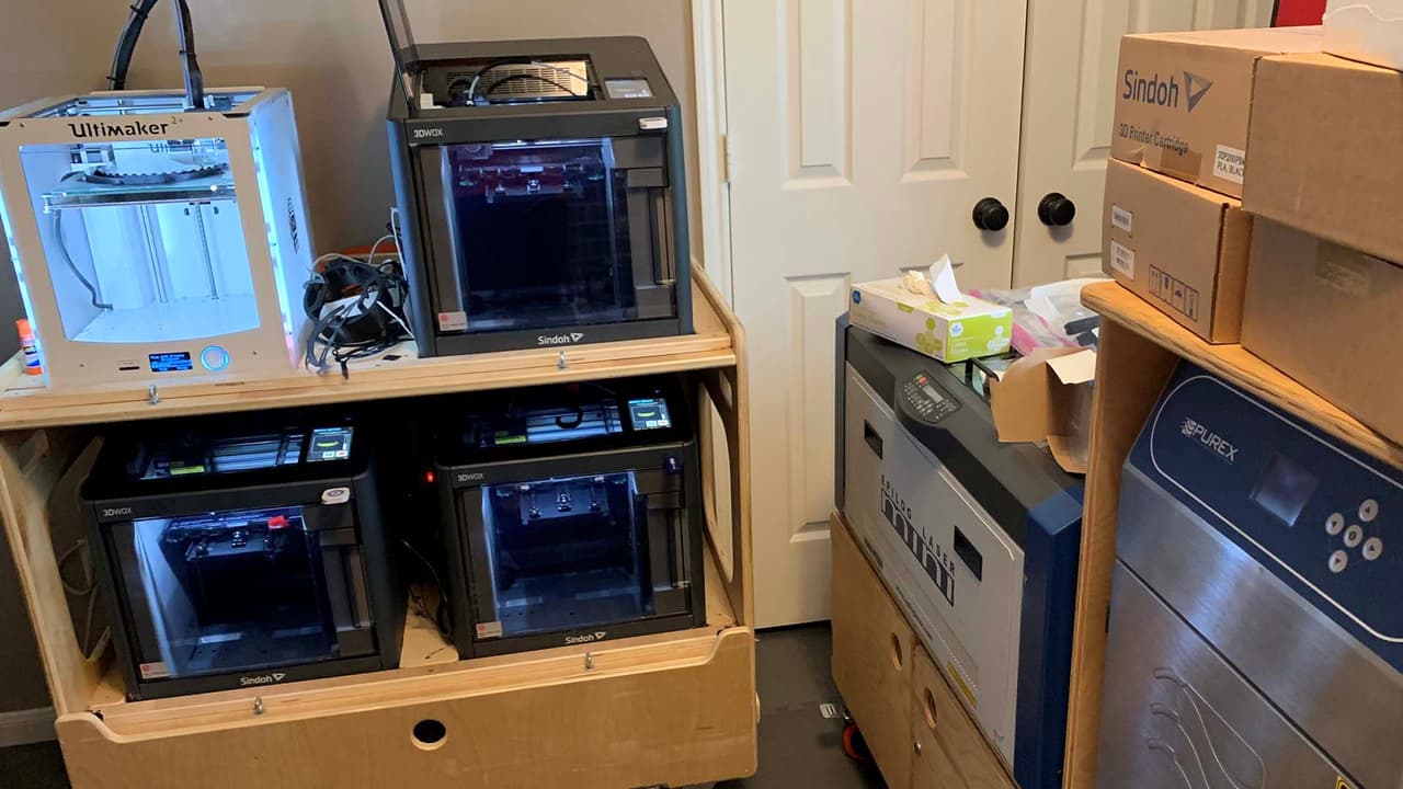 Las piezas de las caretas se crean con estás máquinas que se encuentran dentro de un laboratorio móvil en Houston.