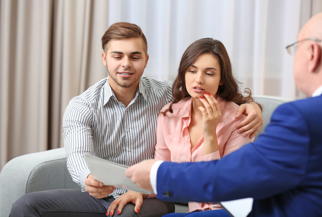 Hay terapia para parejas a la que puedes asistir, o simplemente puedes darte la vuelta y seguir adelante. ¿Qué elegir? Aquello que lleve tranquilidad a tu vida.