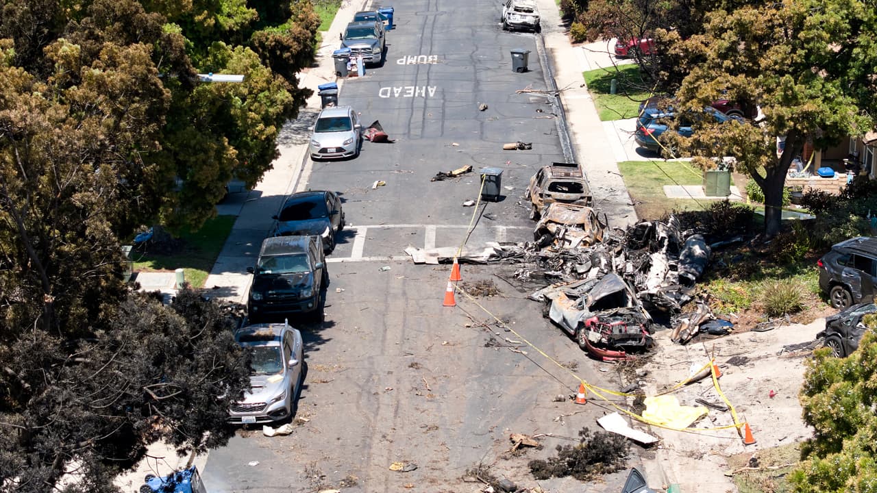 Así quedó la calle del vencindario de San Diego donde se estrelló el jet en el que viajaba el baterista Daniel Williams. Con él fallecieron otras 5 personas.