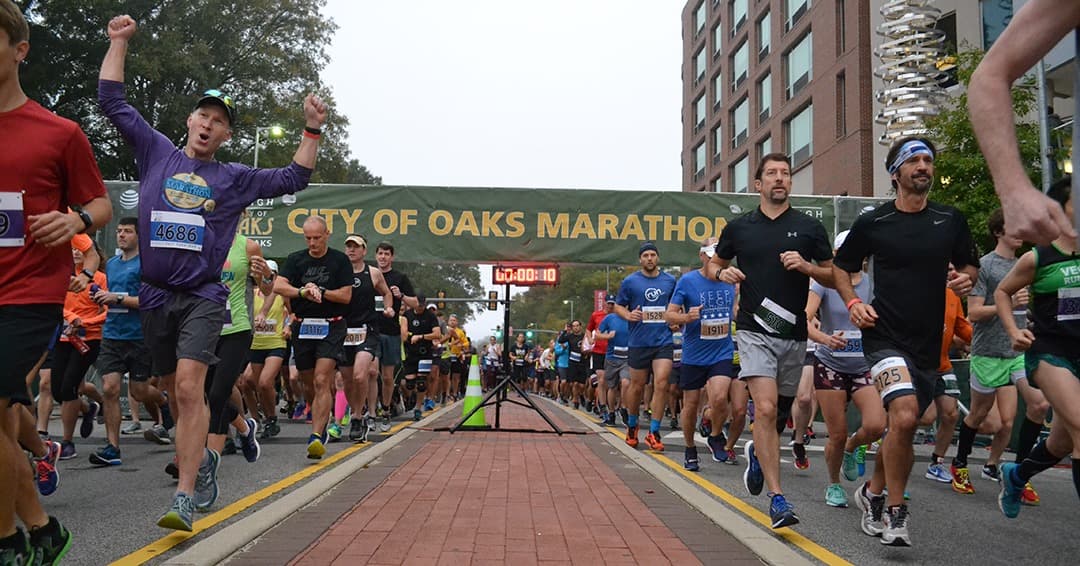 <b><a href="https://capstoneraces.com/city-of-oaks-marathon/" target="_blank">City of Oaks Marathon and Half Marathon (6 de noviembre)</a></b>: Ven a recorrer la ciudad a pie con un estilo increíble y celebra tus resultados con una fiesta posterior a la carrera.
