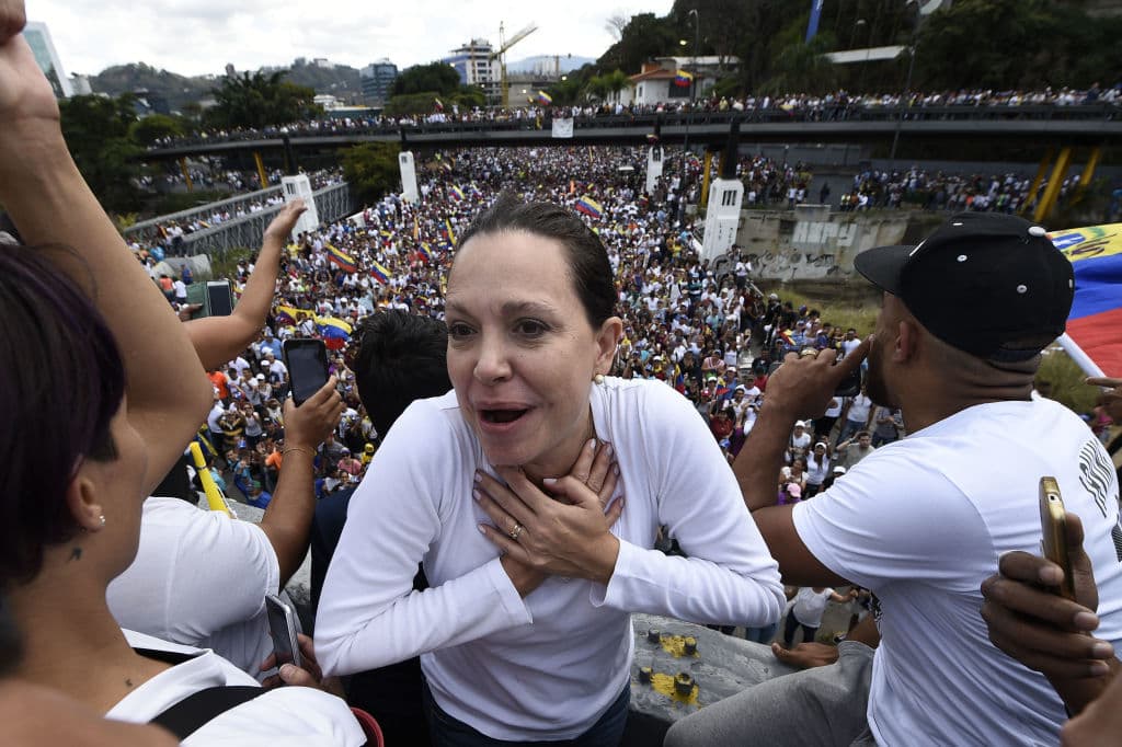 La líder de la oposición radical de Venezuela, María Corina Machado, sale a protestar a favor del presidente interino Guaidó. En Twitter escribió: "Que el mundo vea la fuerza de un pueblo unido y decidido a luchar para q el régimen criminal de Maduro salga Ya!". Foto por Federico Parra / AFP / Getty Images