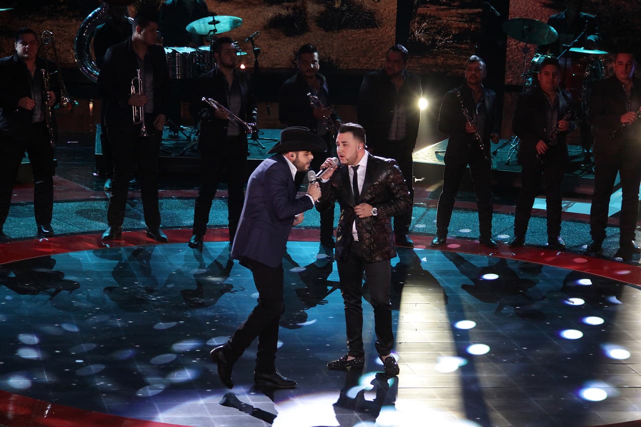 Uno de los duetos más exitosos de la noche, fue el que formaron Gerardo Ortiz y su hermano Kevin, interpretando el tema 'Tal como eres'.