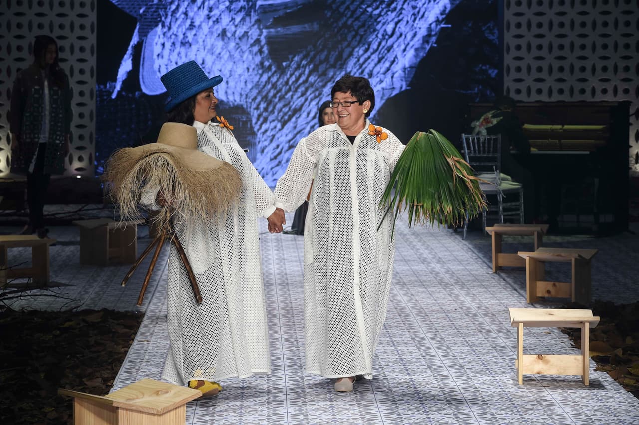 Mujeres que trabajaron en los talleres de Soy para crear sus diseños de trajes y sombreros artesanales.