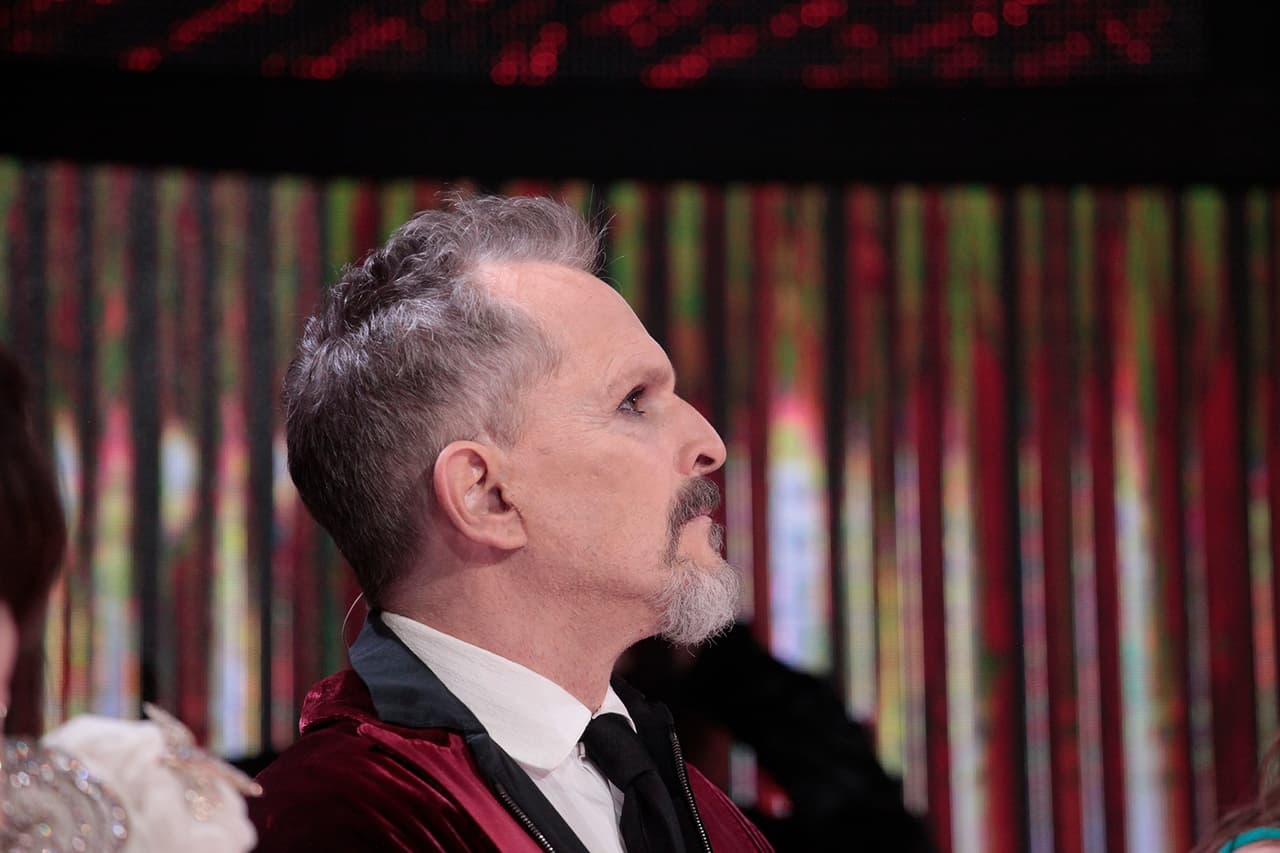 Esta noche Miguel Bosé también se peinó diferente: se levantó un mechón de pelo y lució barba de candado.