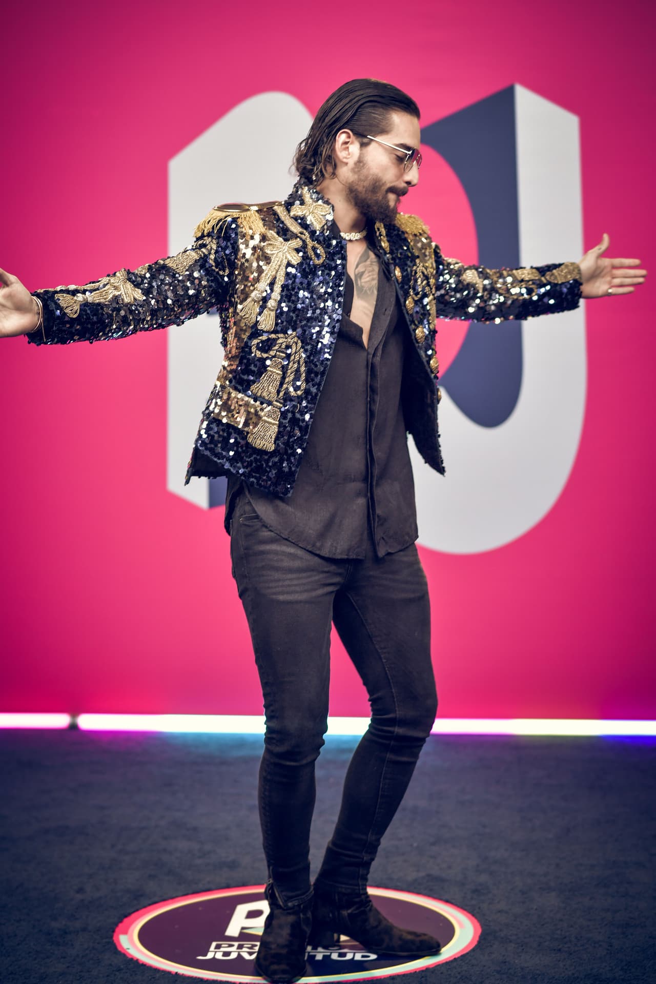 Como es su costumbre, Maluma sorprendió con su look a su llegada a Premios Juventud.