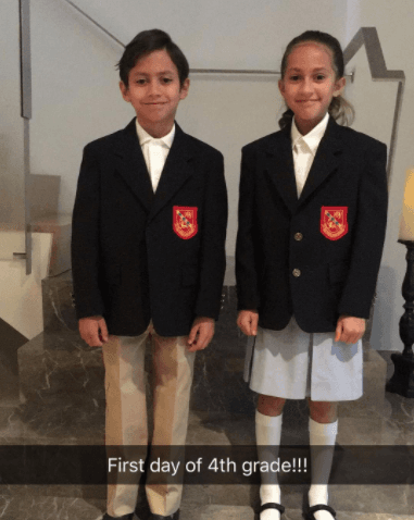 En septiembre de 2017, Jennifer compartió con sus seguidores en Instagram la foto de sus mellizos en su primer día del cuarto año de primaria.