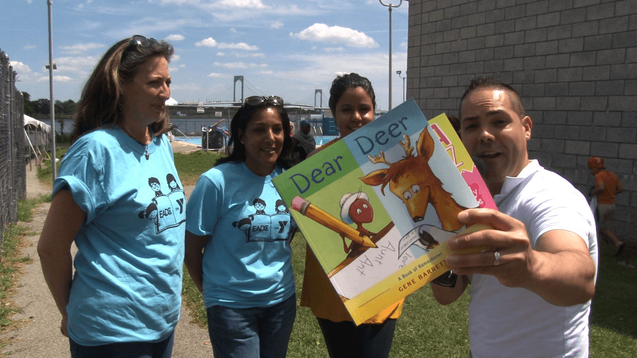 El locutor de La X tuvo la oportunidad de compartir con los niños en el Día de Lectura del campamento.