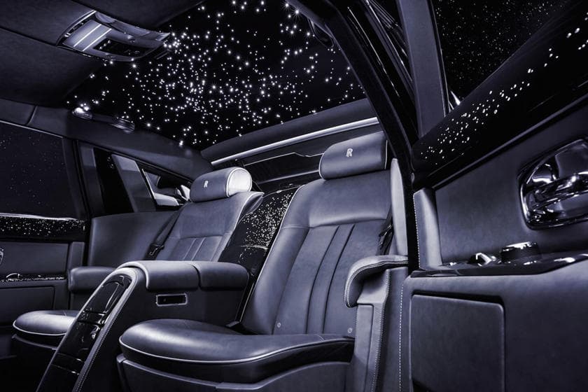 <b><u>Techo Estelar – Rolls-Royce</u></b>
<br>Si eres un entusiasta de la astronomía o planeas disfrutar de románticas noches estrelladas no te tendrás que preocupar nunca mas por las fastidiosas nubes o luces de la ciudad.
<br>