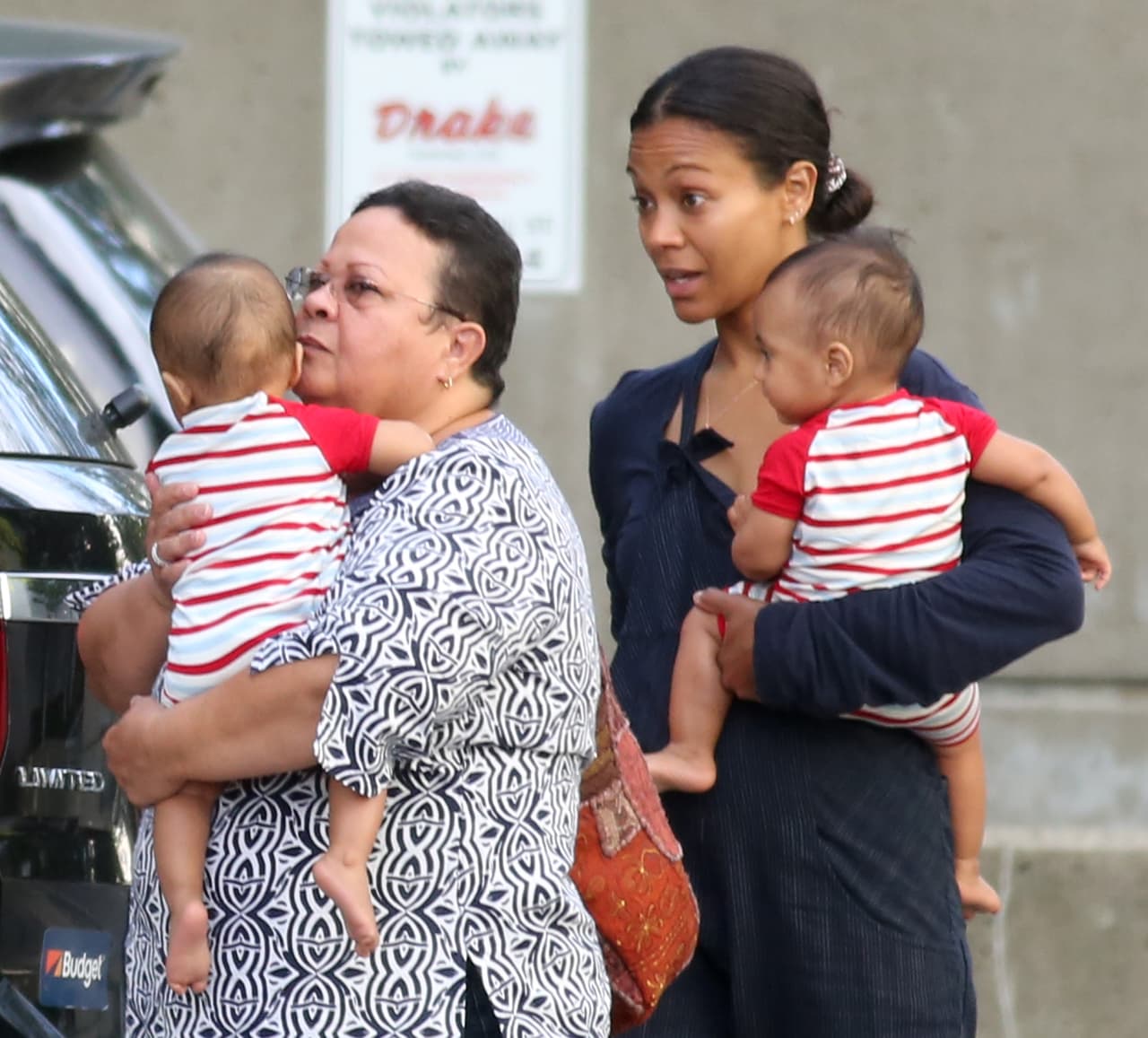 Los gemelos de Zoe Saldana aún son muy chicos para decir a dónde quieren ir, por lo mientras, la actriz pasea con ellos.