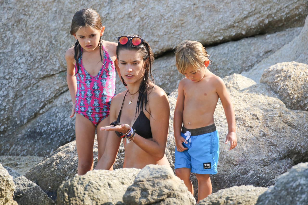 Otros pequeñitos que seguramente ansiaban jugar en la playa eran los hijos de Alessandra Ambrosio.