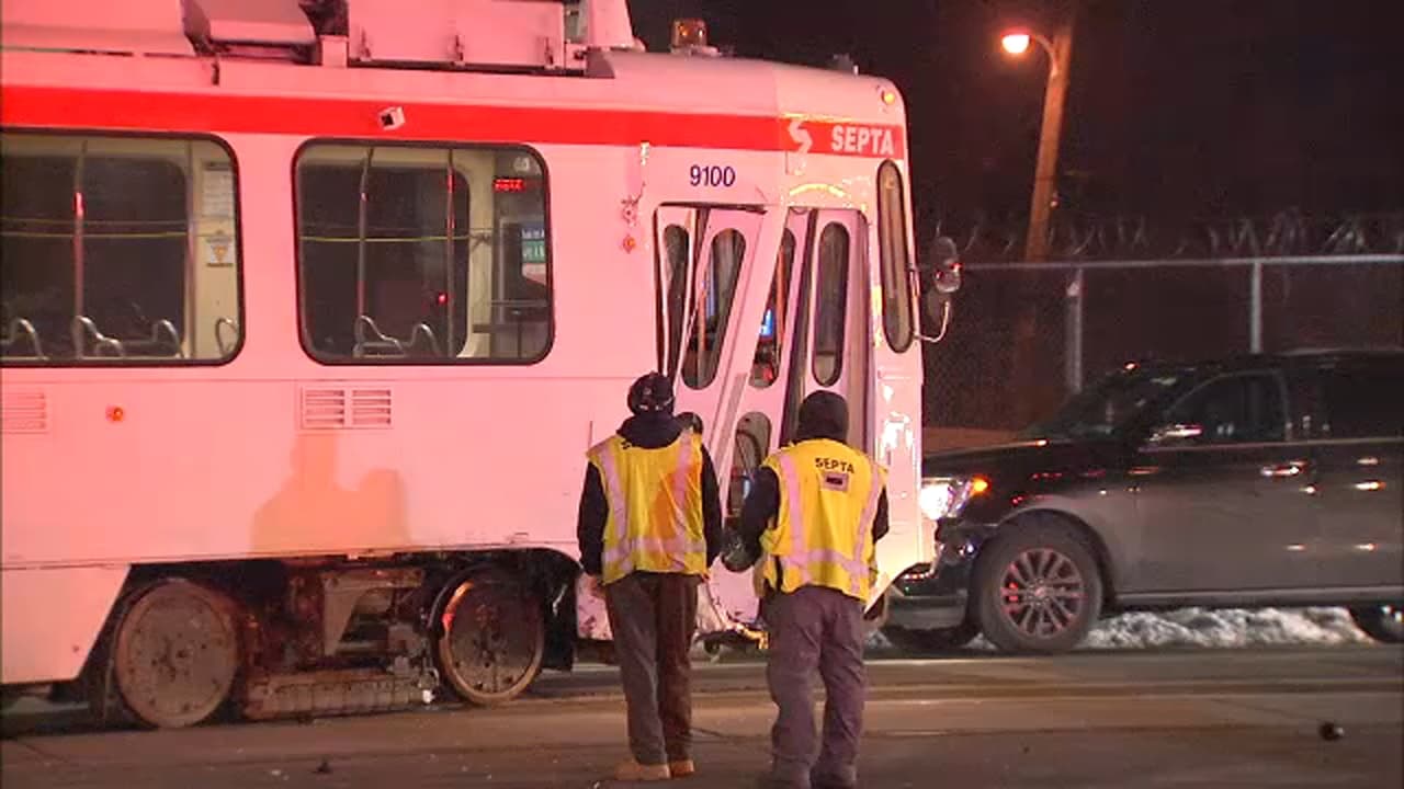 La policía de SEPTA dijo que el impacto del accidente derribó el carrito de las vías.