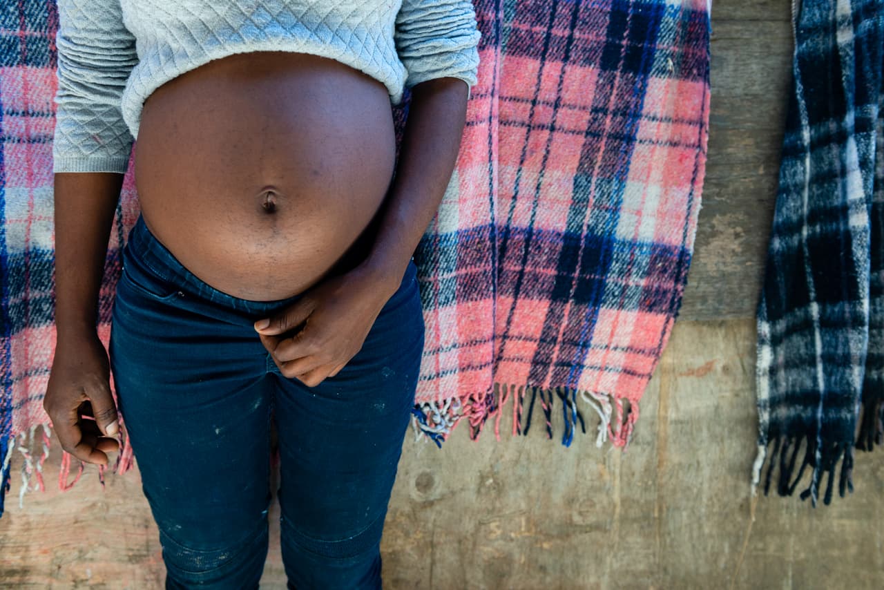 Pierre, de 26 años, tiene un hijo de dos años y cuatro meses embarazo. "Como mujer embarazada nunca te sientes bien", dijo. Ha sido examinada por médicos voluntarios que visitan el refugio y le recetaron un medicamento para aumentar su apetito. A diferencia de Jiménez, a ella no le importa si su hijo nace en EEUU o México. "No importa dónde nazca, siempre y cuando esté sano", aseguró.