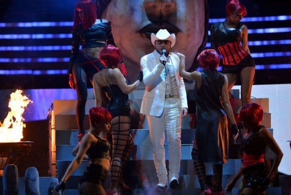 El galán nos trajo su canción "Mujer de Piedra".