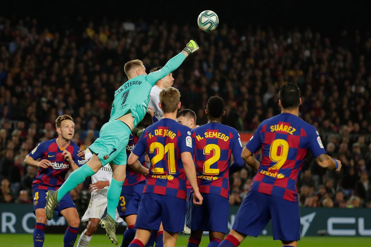 Marc-Andre ter Stegen sale a cortar un centro peligroso que se saboreaba Sergio Ramos.