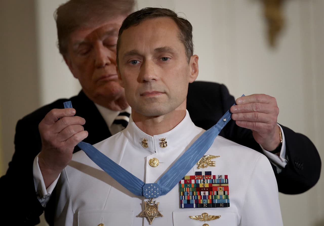 Britt K. Slabinski, miembro del grupo militar élite Navy Seal, recibe la Medalla de Honor de manos de Donald Trump en la Casa Blanca, el 24 de mayo de 2018. Fue condecorado por sus acciones heroicas durante el conflicto con Afganistán.
<br>
<br>Desde 2018 Estados Unidos había estado negociando con el 
<a href="https://www.univision.com/temas/taliban"><u>Talibán</u></a> en busca de un acuerdo que garantizara la salida de Estados Unidos del conflicto y el fin del apoyo de los talibanes a los grupos terroristas.
<br>