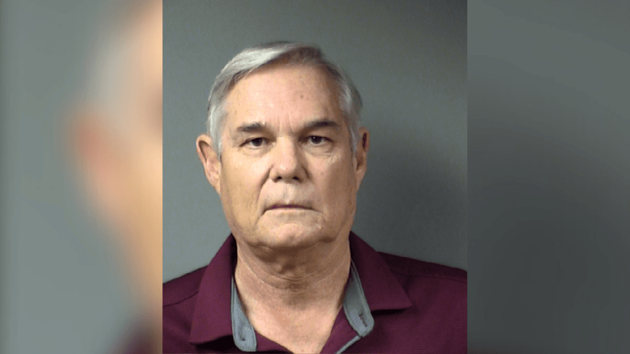 Clayton Perry, concejal del Distrito 10, se entrega en la cárcel por el delito de "falta de detenerse y proporcionar información".