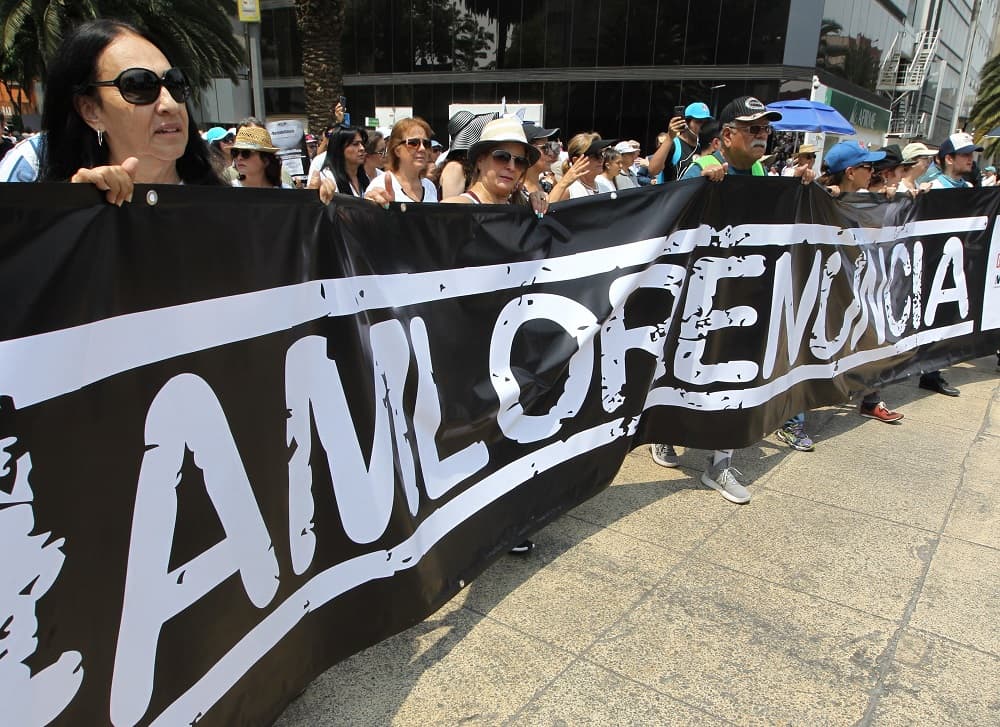 "Están generando inconformidad y un clima de controversias y de desunión entre todos los mexicanos. Estamos buscando hacerle manifiesto que no es el presidente de todos los mexicanos, que muchos mexicanos estamos en contra de sus políticas y que este movimiento puede crecer de manera considerable", dijo Retana. En la imagen, una gran pancarta exigiendo la renuncia del presidente mexicano.