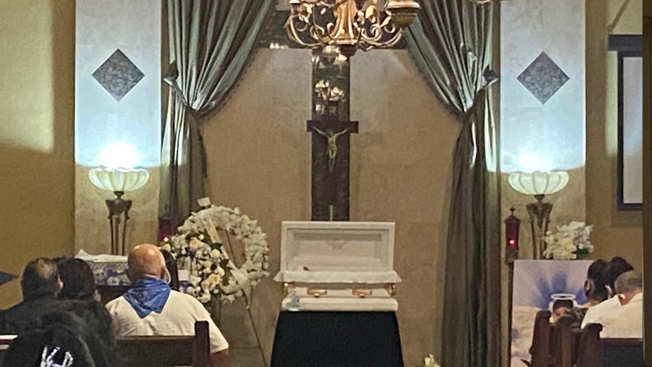 La ceremonia se llevó a cabo bajo las medidas de seguridad que estipula la autoridad de salud ante la pandemia del 
<b><a href="https://www.univision.com/local/houston-kxln/esto-es-lo-que-se-sabe-del-coronavirus-en-el-area-de-houston-van-214-346-contagios-incluyendo-2-958-muertes">coronavirus. </a></b>