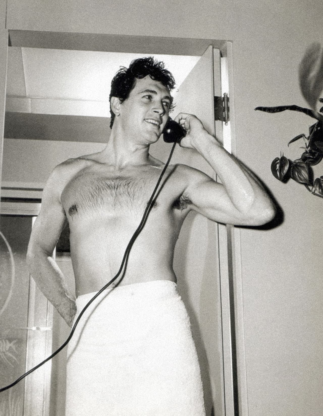 <b>Rock Hudson, actor</b>. Fue la primera celebridad en reconocer que padecía la enfermedad. En julio de 1985 sy publicista Yanou Collart confirmó los rumores de su padecimiento: “Nunca olvidaré la expresión de su rostro, muy pocas personas sabían que era gay. Estaba destruyendo su propia imagen y en sus ojos se veía esa resignación”, 
<a href="http://www.huffingtonpost.com/2013/07/25/rock-hudson-aids-announcement_n_3653755.html" target="_blank">recordó</a>. El actor falleció ese mismo año, el 2 de octubre de 1985.