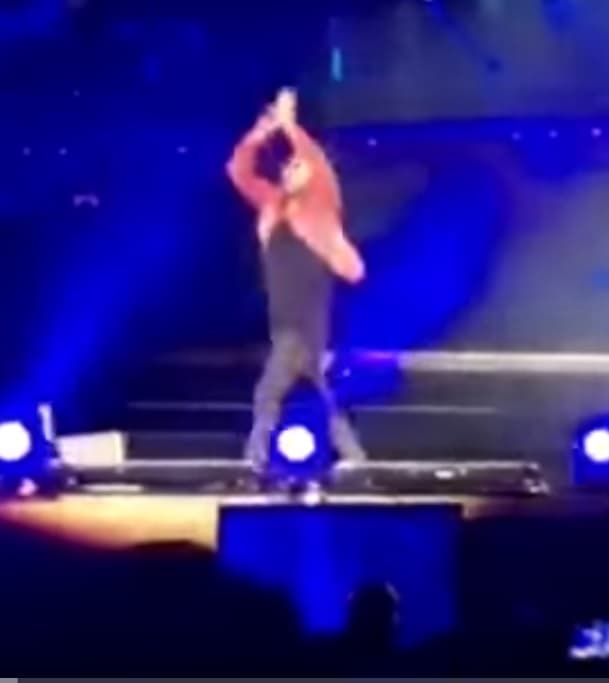 En pleno '90's Pop Tour', el chileno estaba por finalizar 'Día Cero': caminaba sobre el escenario y animaba al público a aplaudir. Los lentes oscuros y la falta de luz en la pista ocasionaron que no se diera cuenta de que había un espacio hueco en la tarima.