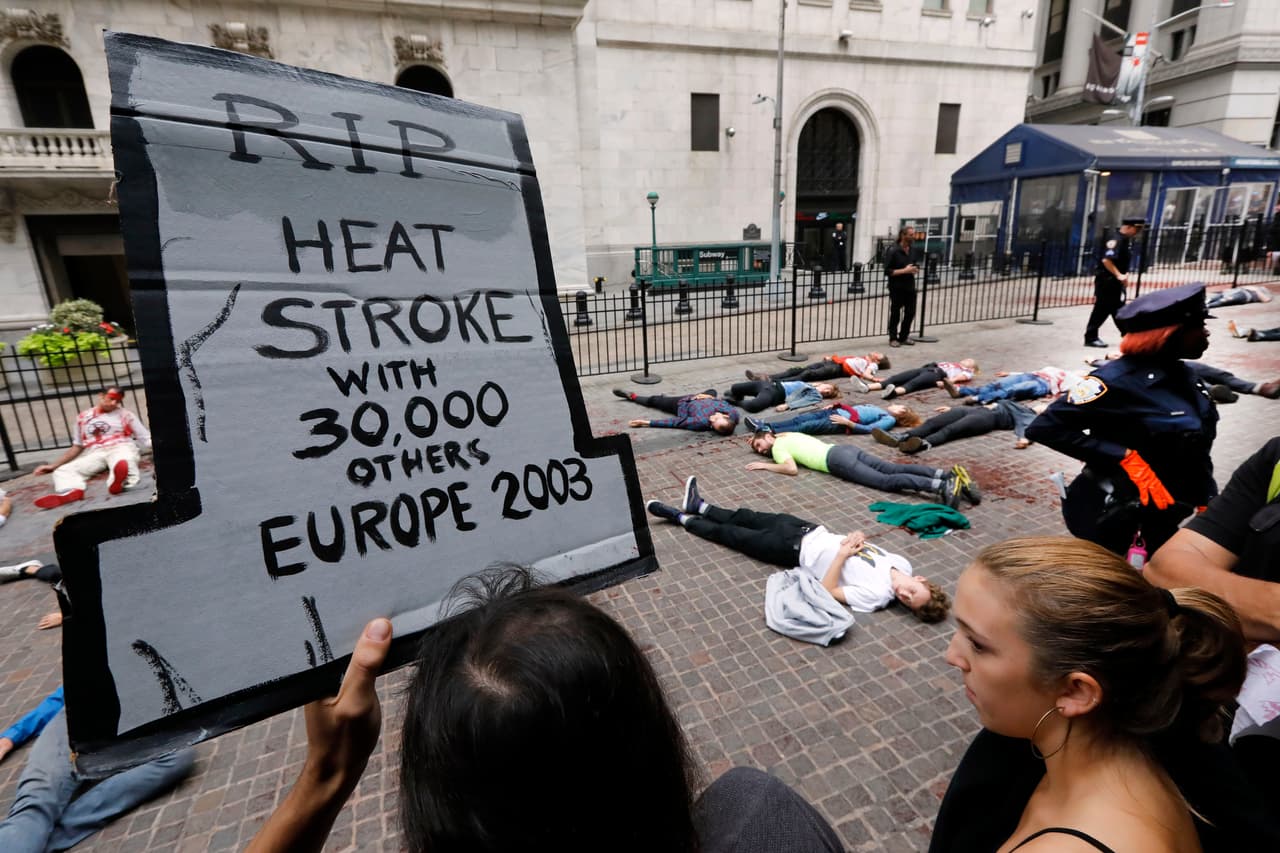 Los manifestantes dijeron que protestaban contra la falta de acción gubernamental contra el cambio climático.