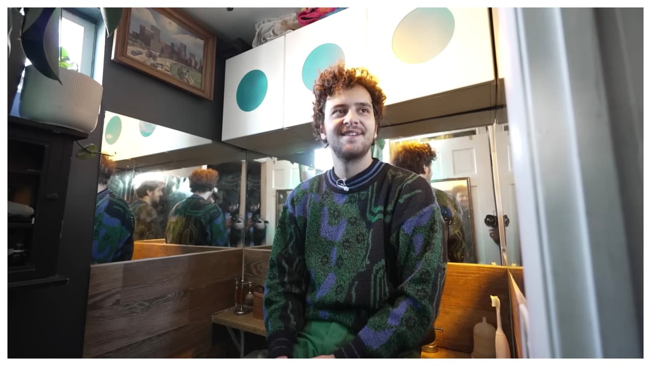 Mientras otros apartamentos compactos de NYC, no tienen baño dentro, como el de la 
<a href="https://www.univision.com/local/nueva-york-wxtv/foto-a-foto-diminuto-apartamento-alaina-randazzo-manhattan-nueva-york-fotos">diseñadora Alaina Randazzo,</a> el de Dahl no solo tiene su propio baño… también tiene muchos espejos y 
<b>hasta una ventana entre el sanitario y la regadera. </b>
<br>