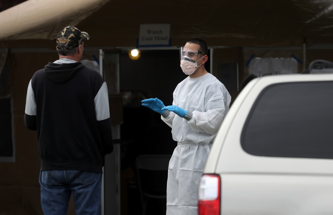 Cualquier persona que quiera someterse al test debe cumplir con los siguientes criterios: presentar fiebre por encima de los 100° F, haber viajado de manera reciente a Europa o Asia o haber estado expuesto a un caso confirmado de coronavirus.