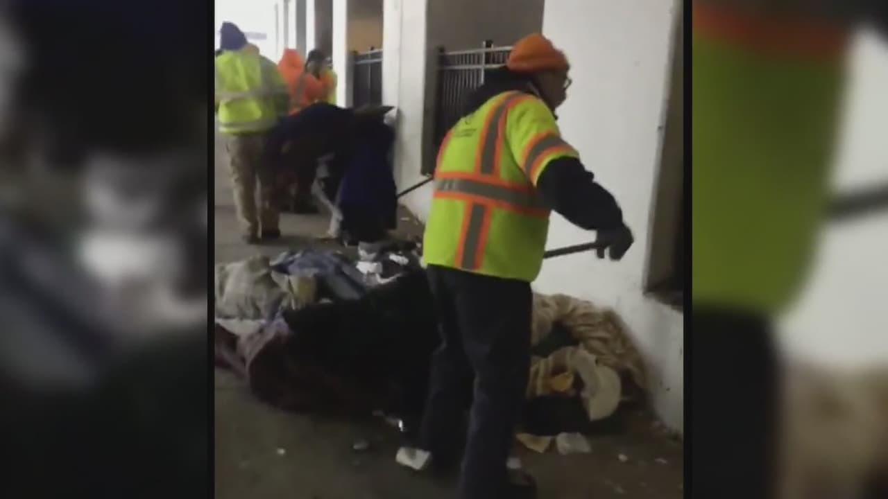 Empleados de Chicago despojan de sus pertenencias a indigentes en medio de la ola de frío