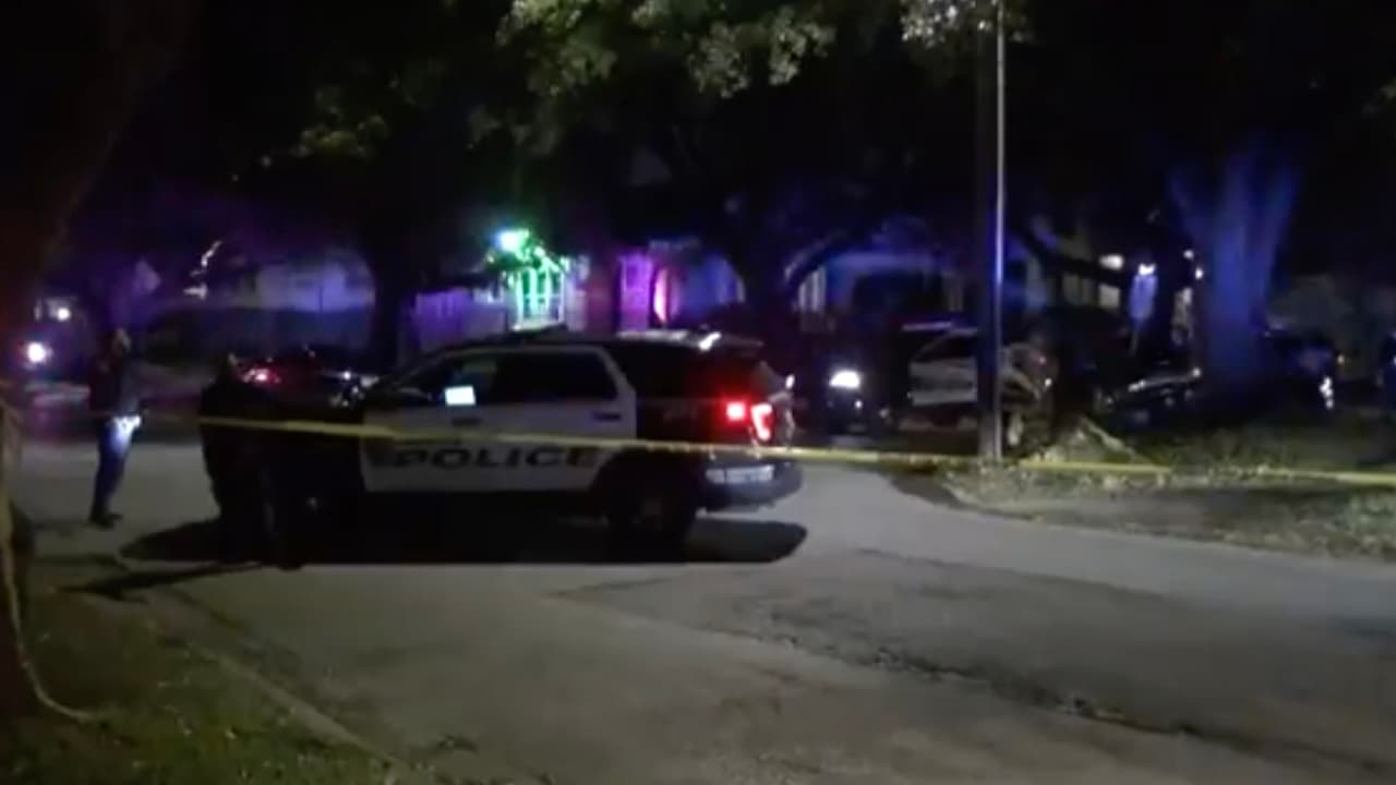 Hallan sin vida a un hispano de 20 años en Houston: testigos escucharon hasta 15 tiros que impactaron su auto