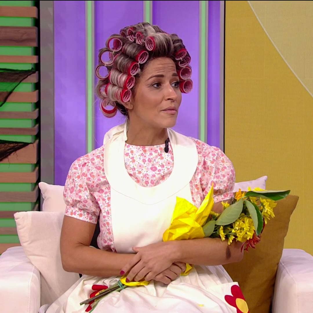 A doña Florinda (Jackie Guerrido) se le vio muy enamorada y es que no soltó el ramo de flores que el profesor Jirafales le regaló.