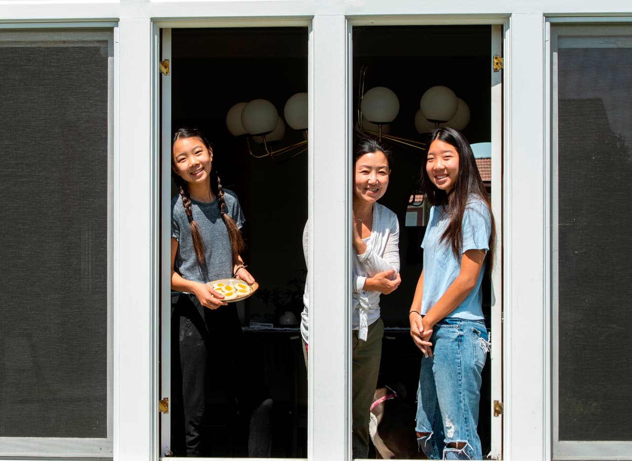 Mira Kwon (derecha), una estudiante de secundaria de 16 años lanzó la sucursal de Los Ángeles de "Zoomers to Boomers", un servicio gratuito de entrega de alimentos para personas mayores y vulnerables que se han visto afectadas por los efectos de la pandemia del 
<a href="https://www.univision.com/temas/coronavirus">coronavirus</a>.