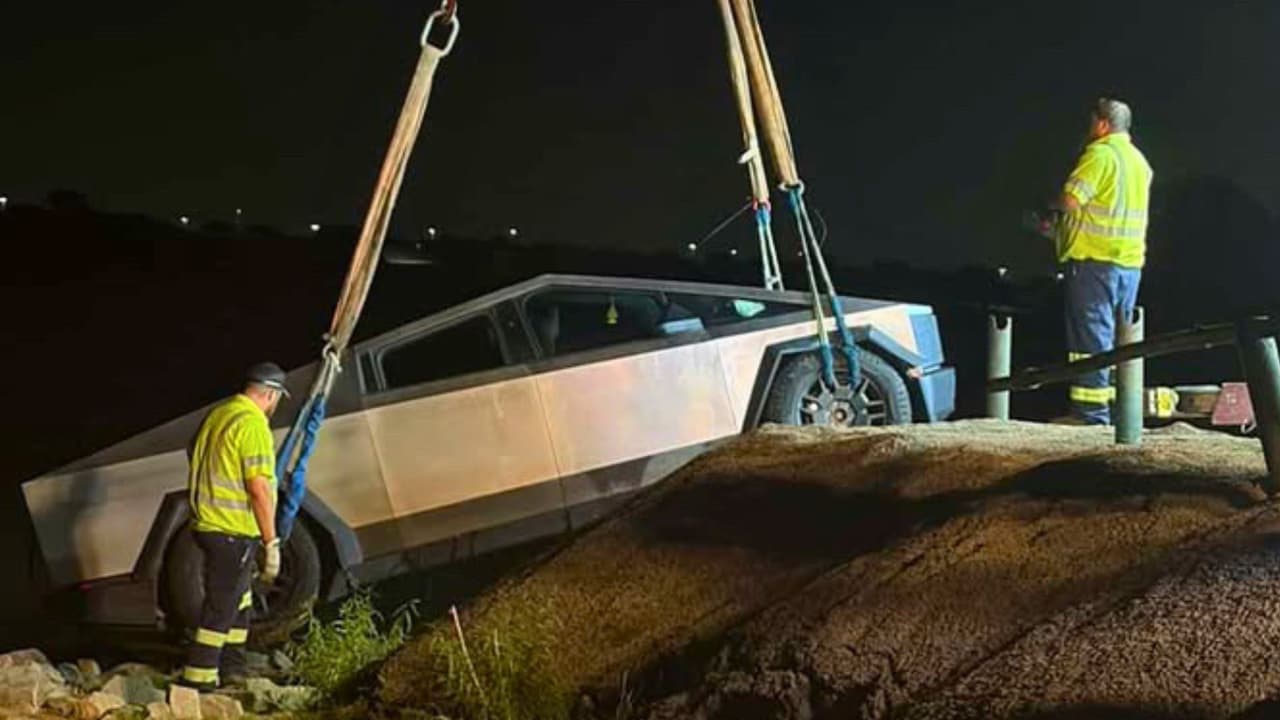<h3 class="cms-H3-H3">Policía arrestó al conductor por violar reglas del parque y seguridad acuática</h3> El conductor, Jimmy Jack McDaniel, según el reporte, 
<b>permanece en la cárcel de Grapevine tras el incidente. </b>
<br>La policía informó que enfrenta cargos por 
<b>operar un vehículo en una sección cerrada del parque o lago, no tener registro válido de bote y varias violaciones relacionadas con equipo de seguridad acuática. </b>
<br>El cargo por registro de bote puede sonar extraño porque 
<b>una Cybertruck no es una embarcación. </b>
<br>Pero ahí está el punto:
<b> al meter un vehículo al lago, el conductor entró en un espacio regulado por normas de uso del parque, navegación y seguridad en el agua.</b>