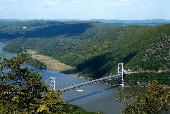 <b>Comisión Regional de los Apalaches: </b>Algunos de los fondos están destinados a áreas rurales que luchan contra el declive de la industria del carbón y la adicción a los opioides. La Comisión Regional de los Apalaches recibiría $ 1 mil millones para continuar otorgando subvenciones para capacitación laboral, educación, desarrollo económico y lucha contra el abuso de sustancias. La agencia cubre partes de 13 estados, incluidos 52 de los 67 condados de Pensilvania.