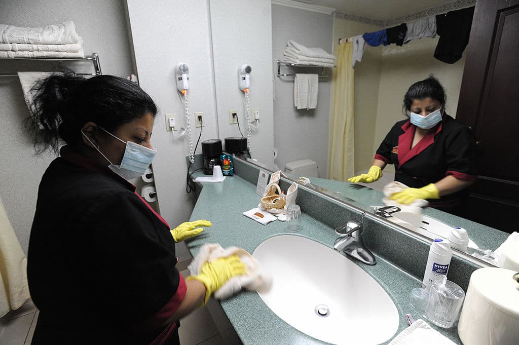 Trabajadores del hogar de Illinois tendrán derecho a salario mínimo, sin importar estatus migratorio