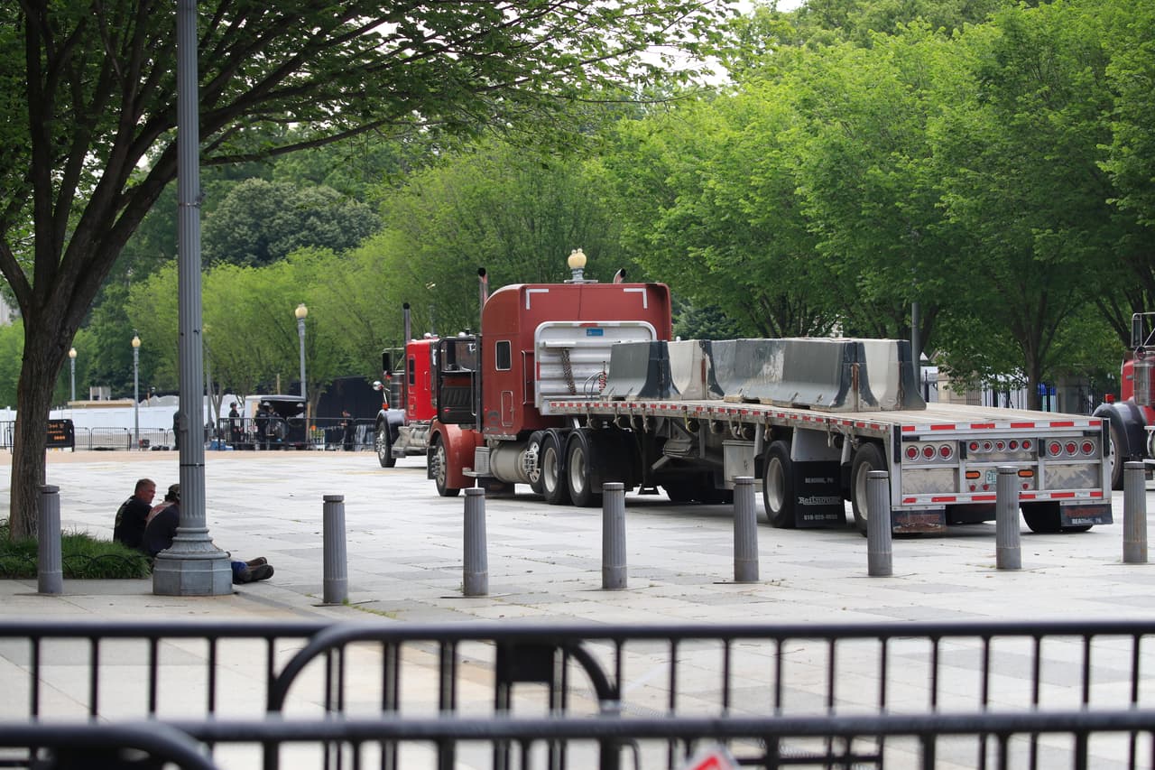 Barreras de concreto se sientan en un camión el jueves 4 de junio de 2020, cerca de la Casa Blanca en Washington.