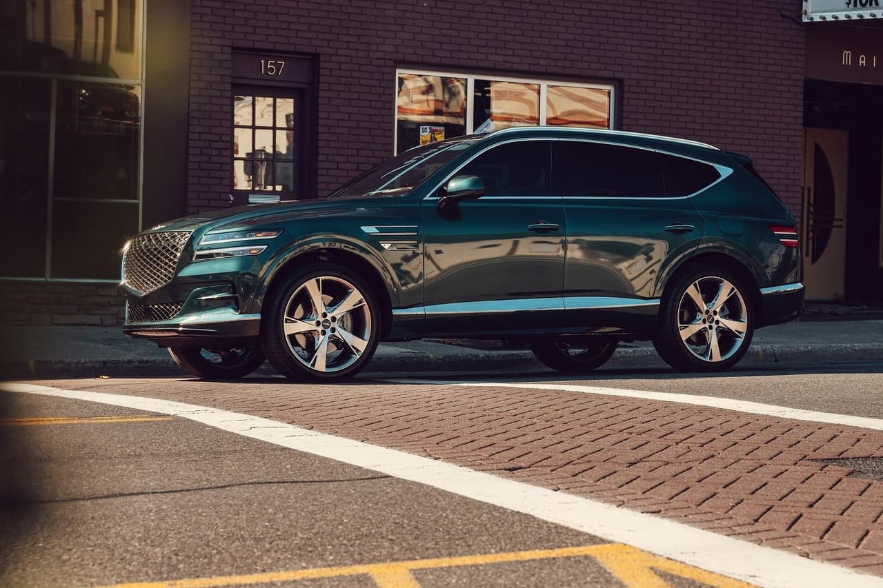 Así también, ofrece una asistencia para evitar colisiones delanteras con detección de peatones, que aplica automáticamente los frenos si el sistema detecta una colisión inminente y el conductor no reacciona con la suficiente rapidez.