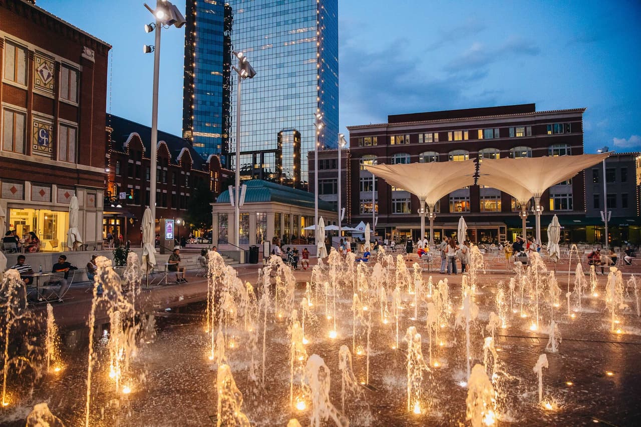 <b>SUNDANCE PLAZA, FORT WORTH</b>
<br>Si tu familia quiere pasear, comer e ir de compras, los más pequeños pueden jugar y refrescarse. Este espacio tiene 216 fuentes verticales y programadas en el horario de lunes a viernes de 2:00 a 6:00 pm y sábados y domingo de 1:00pm a 6:00pm. 
<br>
<br>Dirección: 420 Main St.