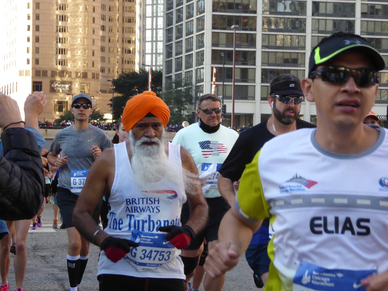 Miles de corredores de más de 100 país se dieron cita en el Maratón de Chicago desde muy temprano. Mira imágenes del ambiente que se está viviendo en este evento deportivo.