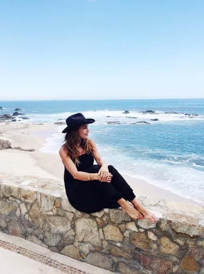 Karla está encantada con las hermosas playas de México.