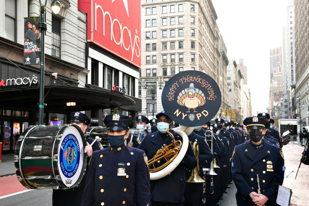 La Banda del Departamento de Policía de Nueva York también portó mascarillas faciales durante su participación en la parada de este 2020. El desfile de Thanksgiving es el último en una gran lista de eventos públicos que han sido ajustados o cancelados en medio de la pandemia del coronavirus.