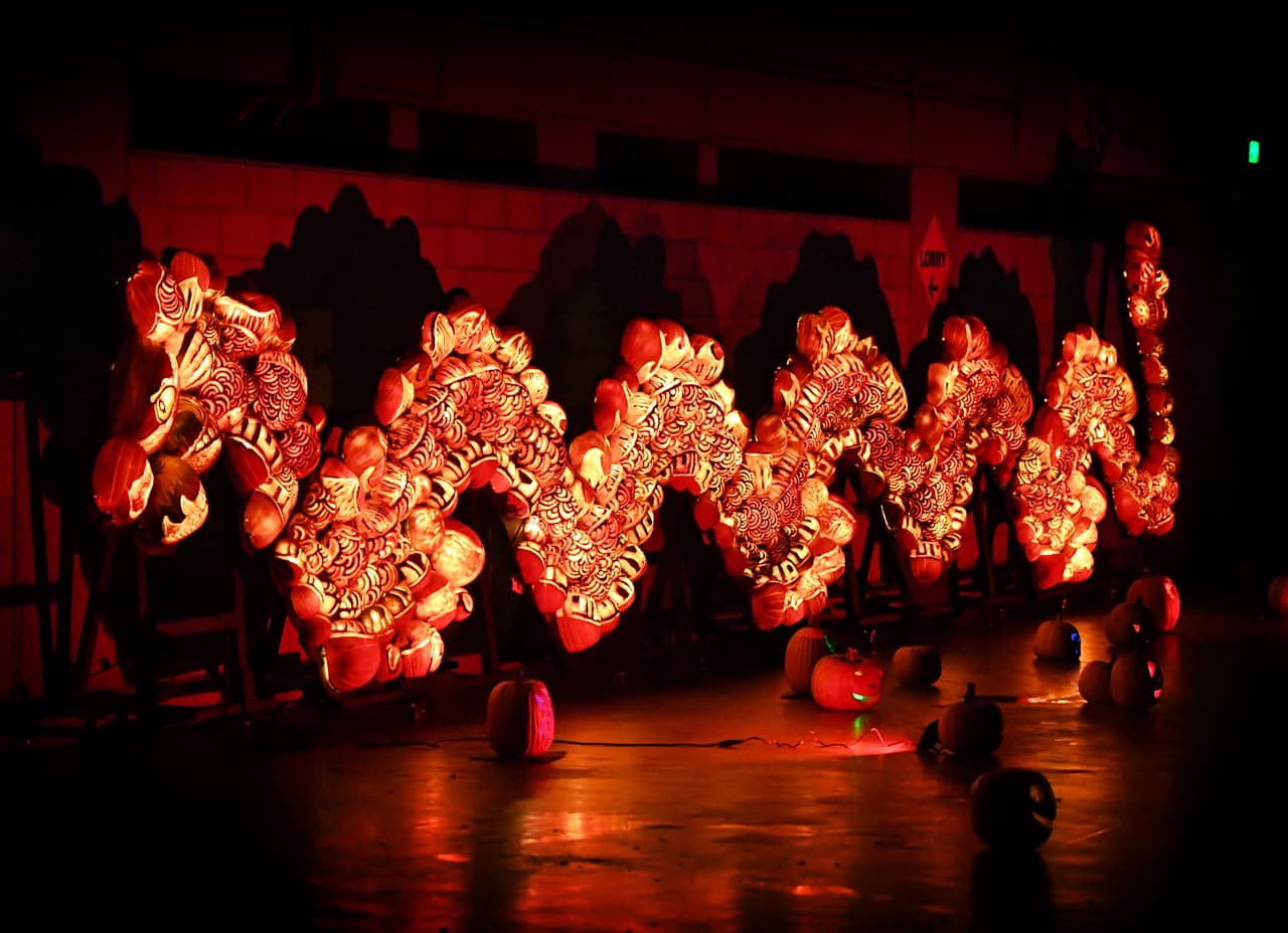 El evento que se llevará a cabo en las instalaciones del Pomona Fairplex, une a centenares de artistas que se dan a la tarea de tallar las calabazas en diferentes figuras, estatuas y personajes.