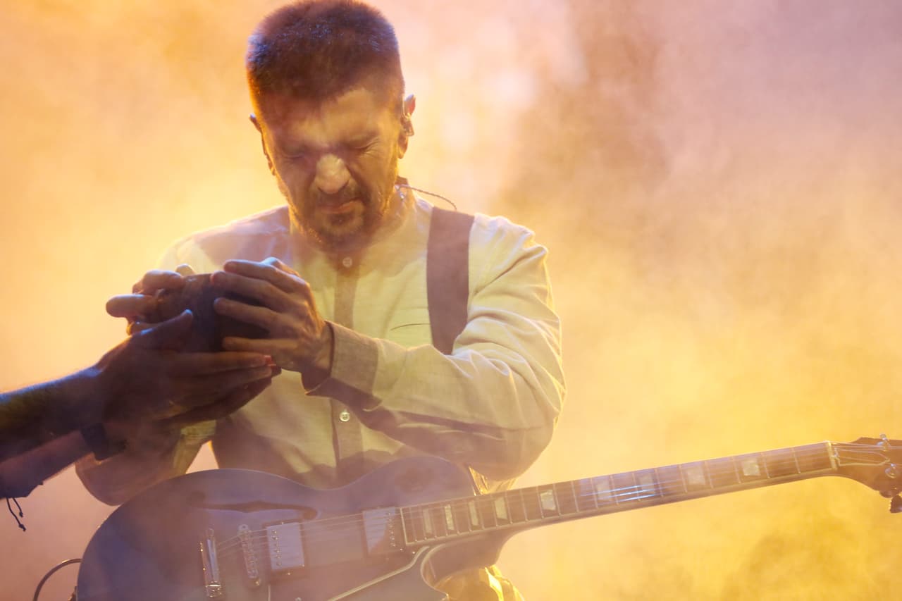 Con gesto de "guácala, esto no sabe bueno", Juanes comienza el viaje que le permitirá sanar su interior.